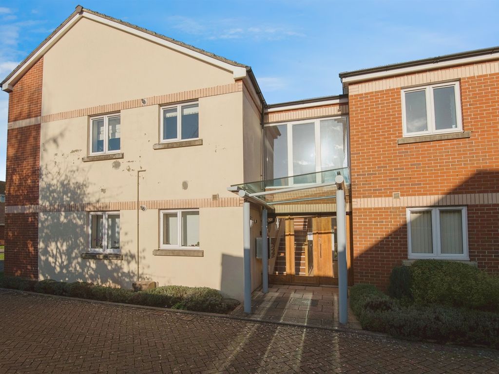 2 bed flat for sale in Archers Close, Cullompton EX15, £140,000
