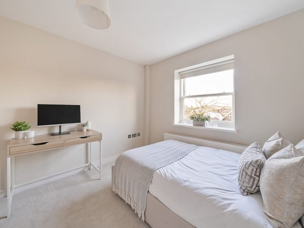 2 bed flat for sale in Bardon Lodge, Blackheath SE3, £750,000