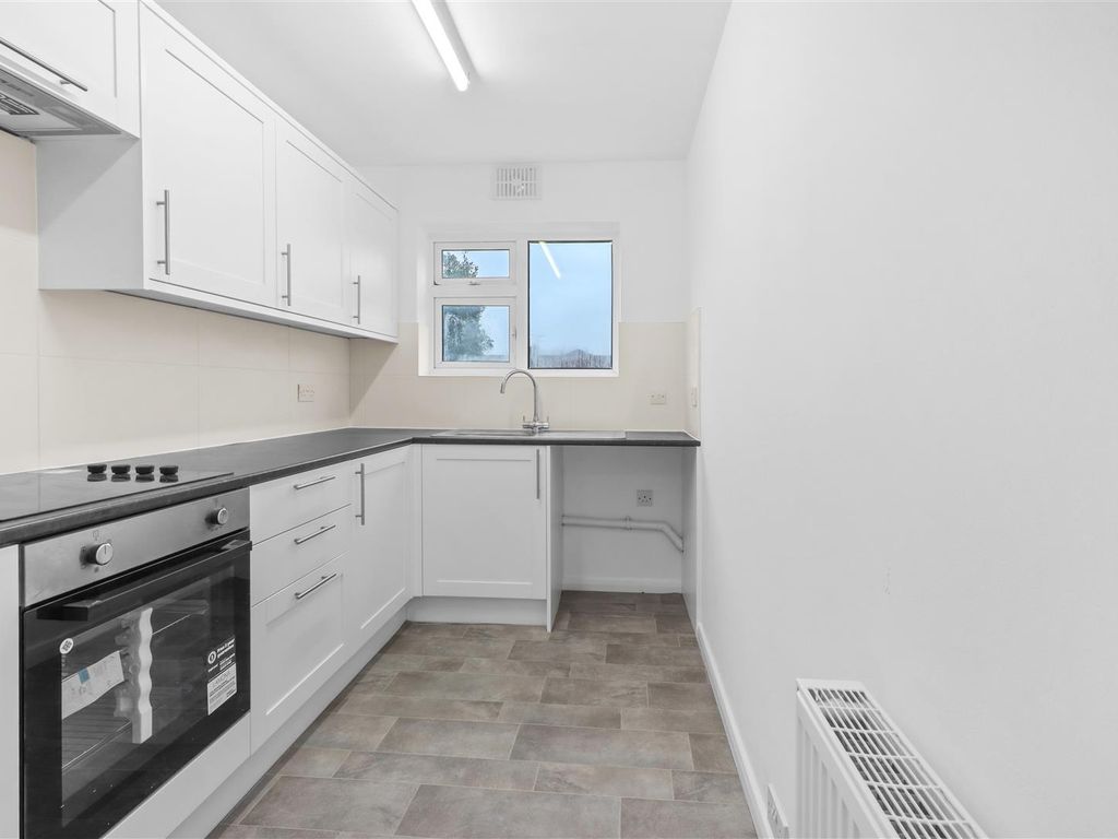 2 bed flat for sale in Aberdale Road, Polegate BN26, £180,000