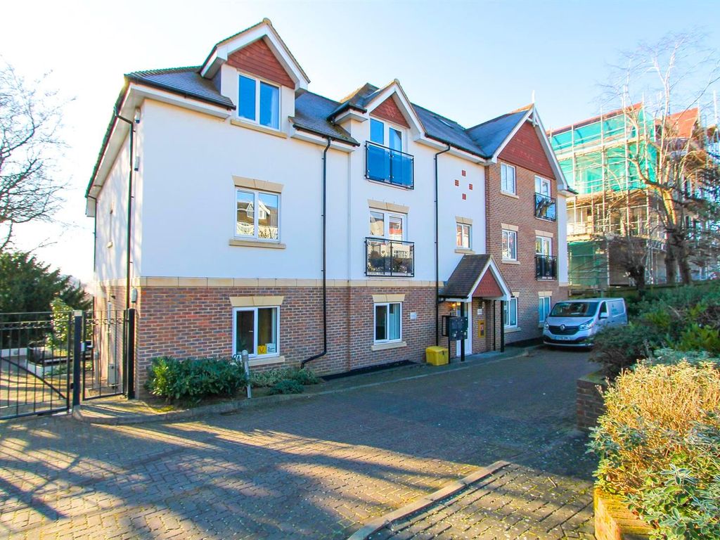 2 bed flat for sale in Russell Hill, Purley CR8, £400,000