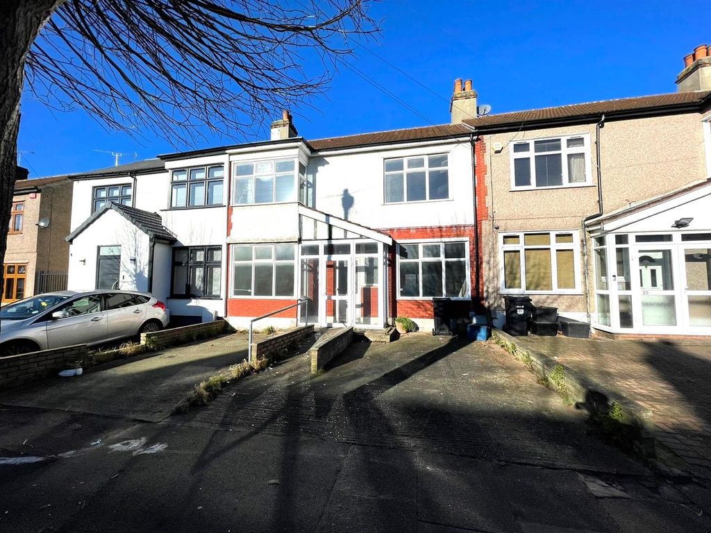 3 bed property for sale in Keswick Gardens, Ilford IG4, £550,000