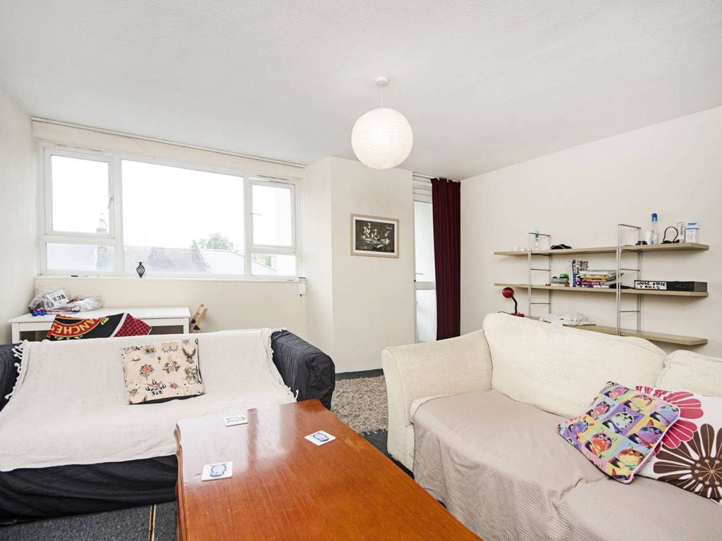 3 bed maisonette for sale in Richmond Road, Hackney, London E8, £500,000