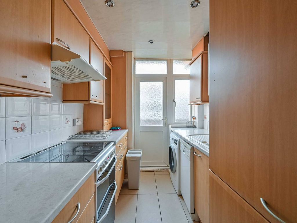 2 bed flat for sale in Shannon Place, St John's Wood, London NW8, £620,000