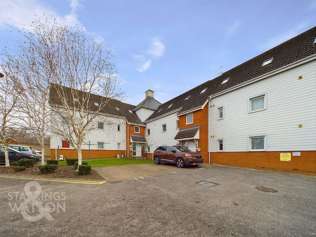 1 bed flat for sale in Ensign Way, Diss IP22, £125,000