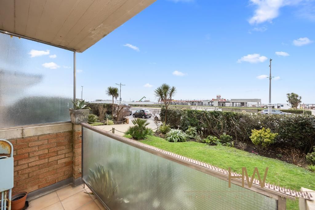 1 bed flat for sale in Kingsway, Hove BN3, £300,000