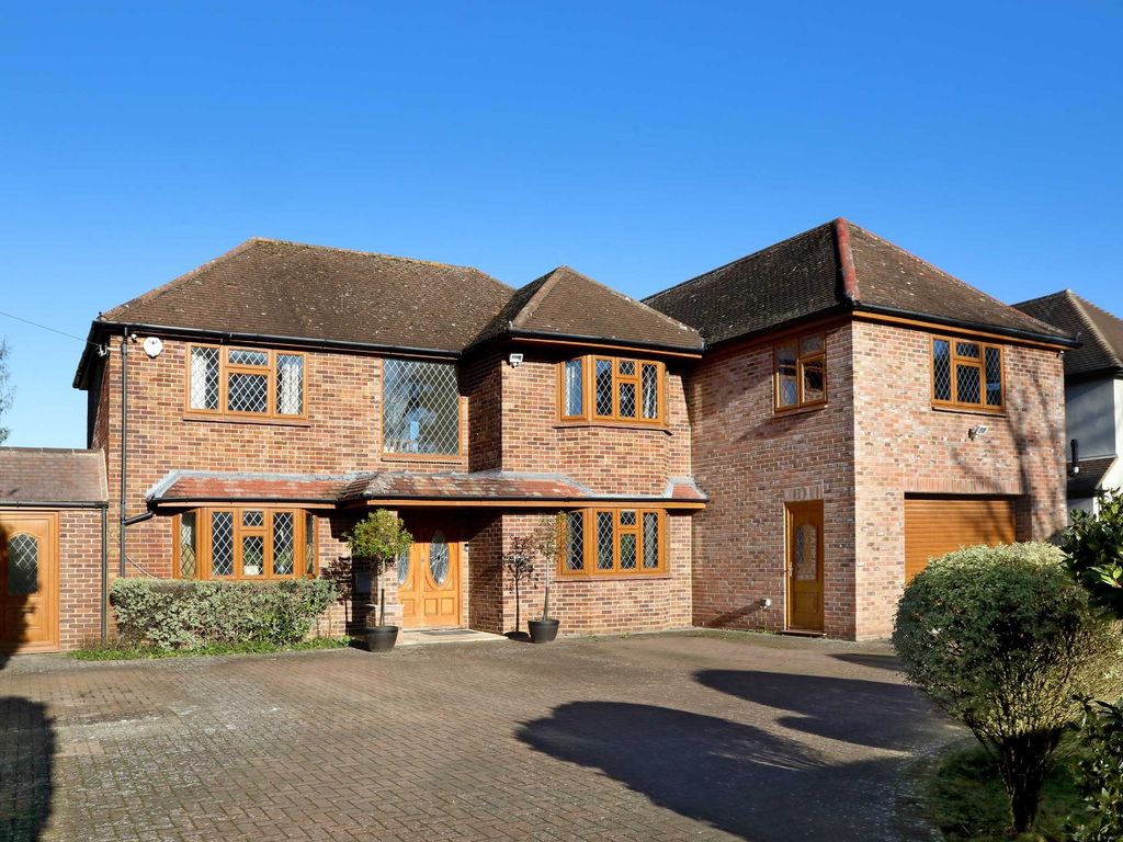 5 bed country house for sale in Clevehurst Close, Stoke Poges SL2, £2,150,000