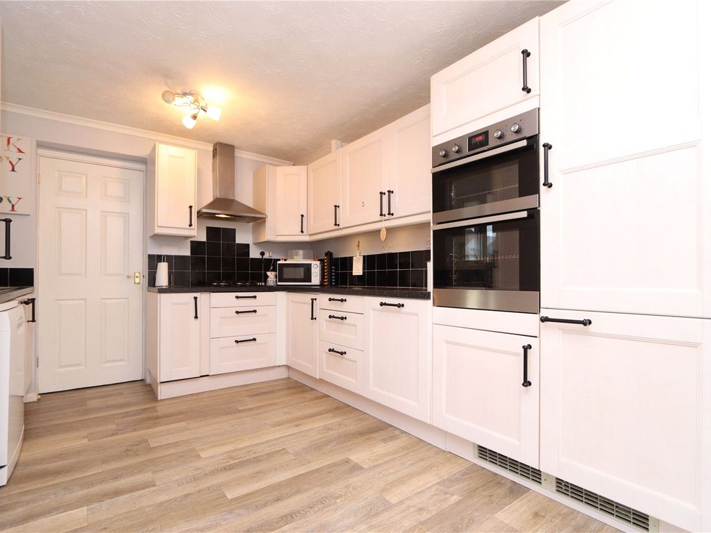 3 bed detached house for sale in Bishopstone, Bradville, Milton Keynes, Buckinghamshire MK13, £400,000