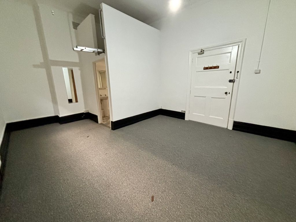 Room to rent in Alexandra Road, Newport NP20, £625 pcm