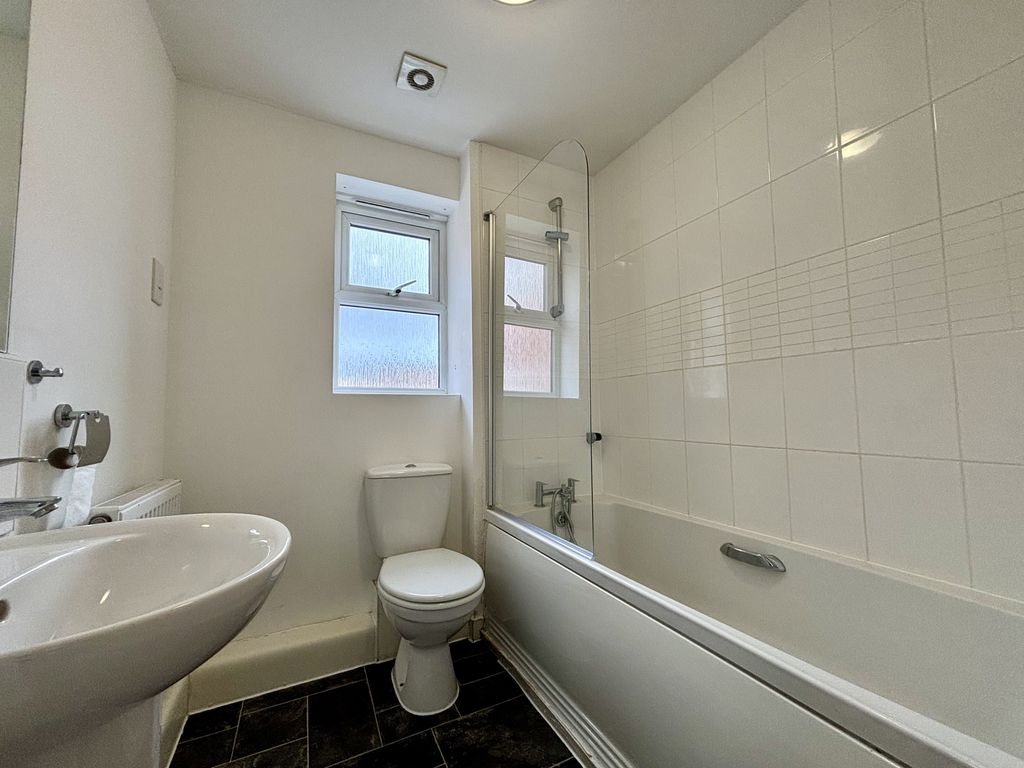 2 bed flat to rent in Argosy Way, Newport NP19, £850 pcm