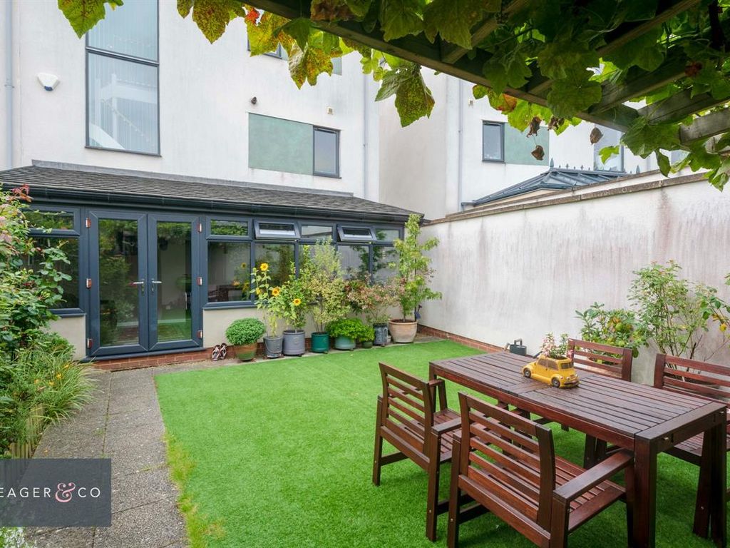 3 bed end terrace house for sale in Wharf Road, Brentwood CM14, £525,000