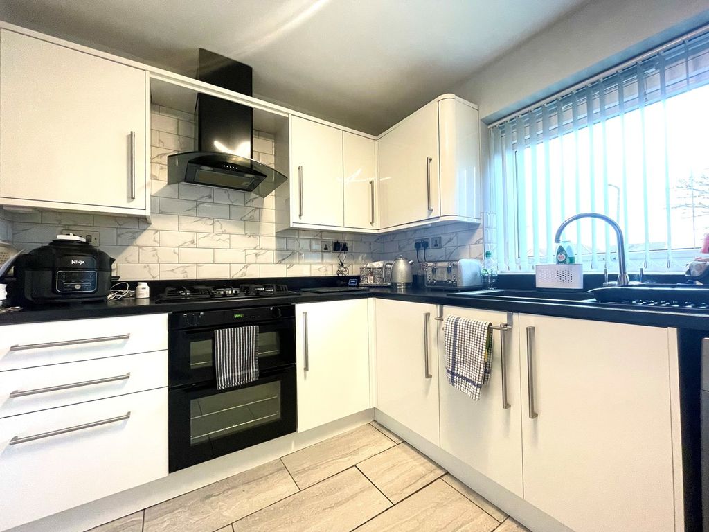 3 bed flat for sale in Hydes Road, Wednesbury WS10, £140,000