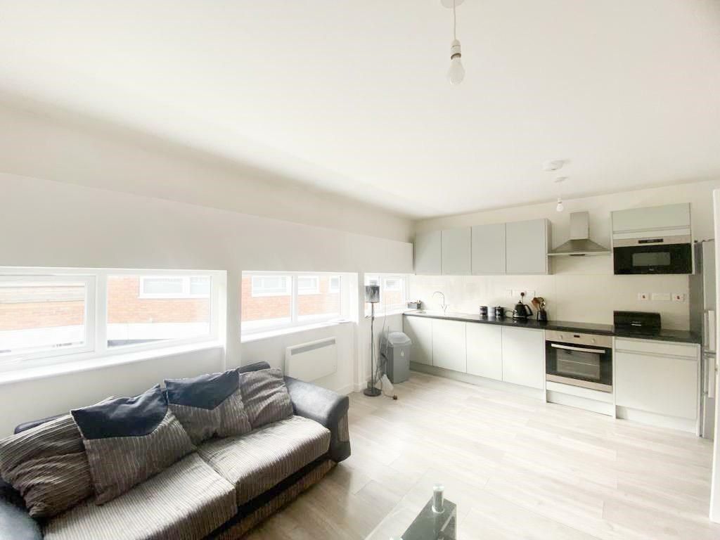 1 bed flat to rent in High Street, Cradley Heath B64, £800 pcm