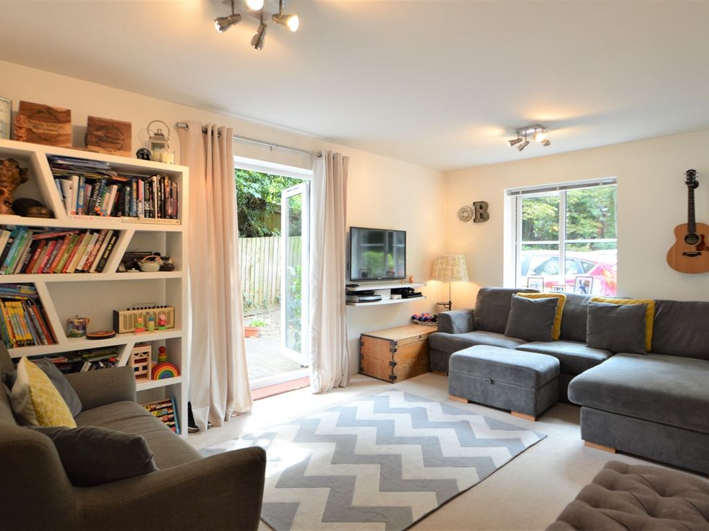2 bed flat to rent in Stretton Court, Wey Road, Weybridge KT13, £1,650 pcm