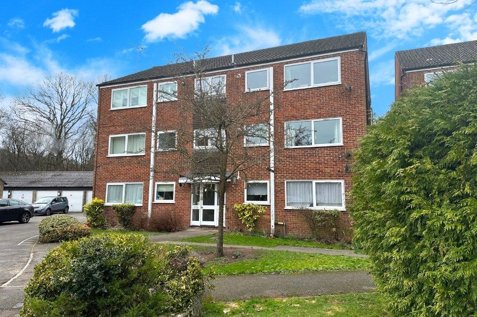 2 bed flat for sale in Henley Drive, Frimley Green GU16, £235,000