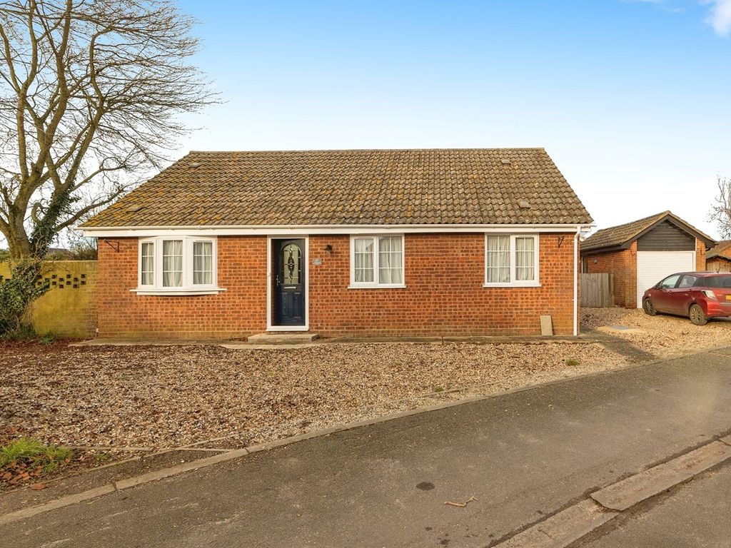 3 bed detached bungalow for sale in Scotgate Close, Great Hockham, Thetford IP24, £275,000