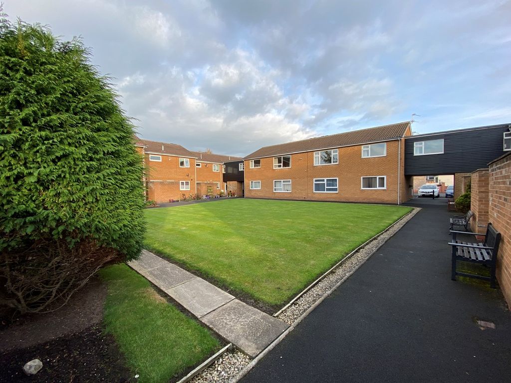 1 bed flat for sale in Tag Lane, Ingol, Preston PR2, £70,000