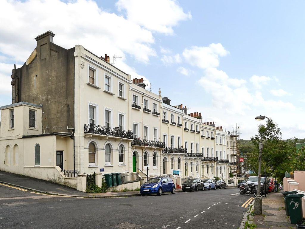 1 bed flat to rent in Roundhill Crescent, Brighton BN2, £1,150 pcm