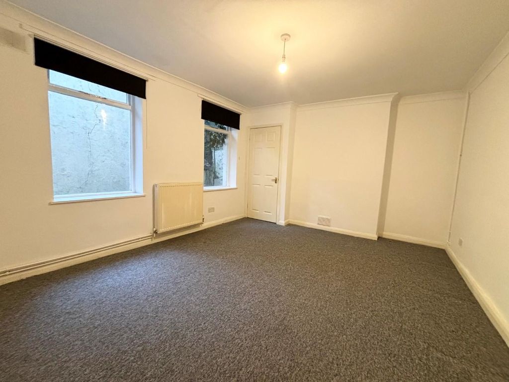 1 bed flat to rent in Roundhill Crescent, Brighton BN2, £1,150 pcm