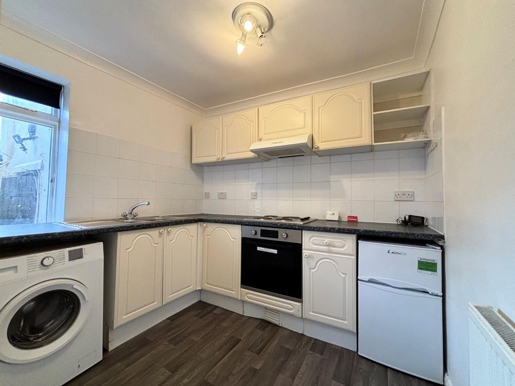 1 bed flat to rent in Roundhill Crescent, Brighton BN2, £1,150 pcm