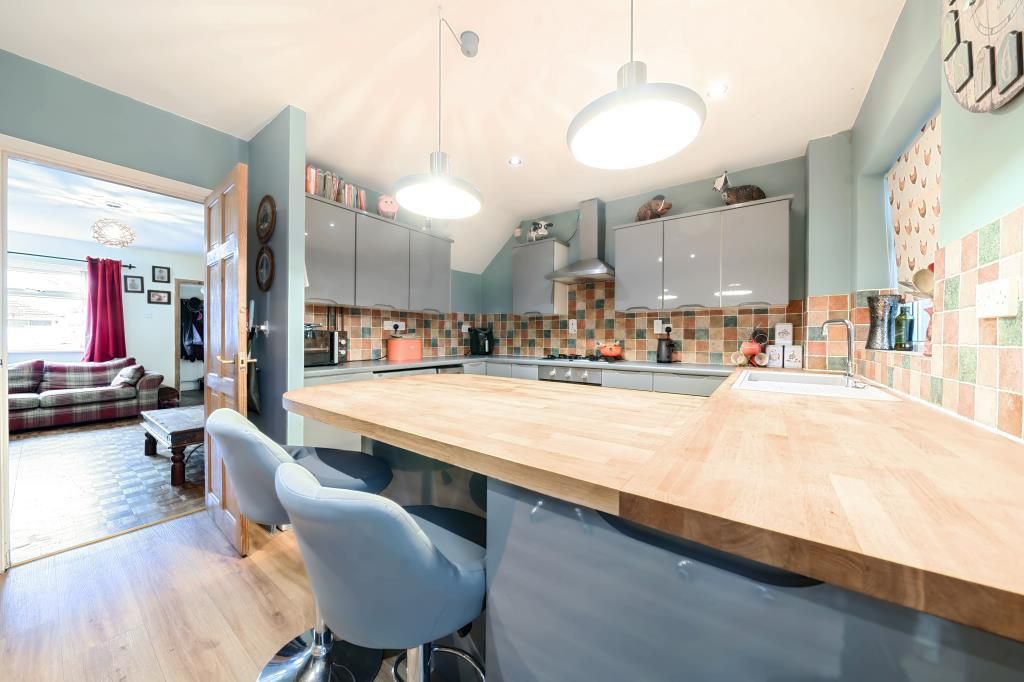 3 bed terraced house for sale in Newbury, Berkshire RG14, £350,000