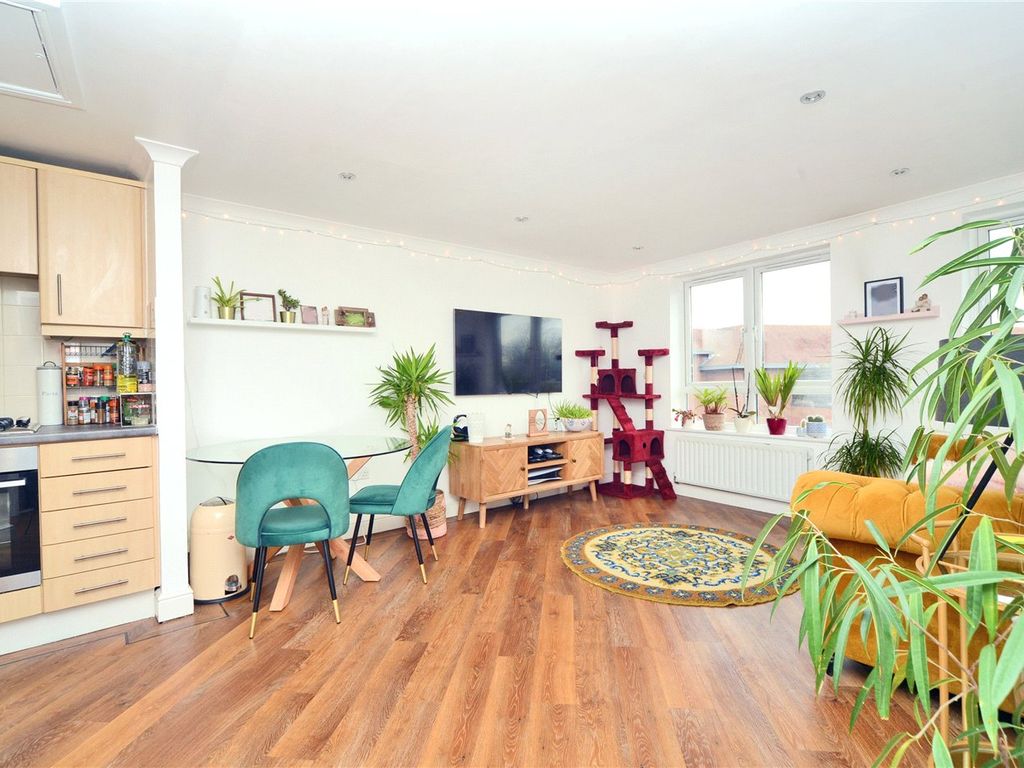 2 bed flat for sale in High Street, Banstead, Surrey SM7, £293,000