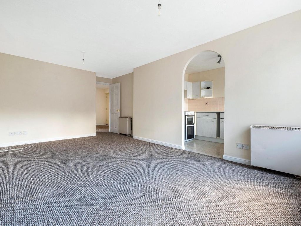 2 bed flat for sale in Bow Arrow Lane, Dartford DA2, £225,000