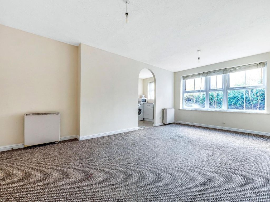 2 bed flat for sale in Bow Arrow Lane, Dartford DA2, £225,000