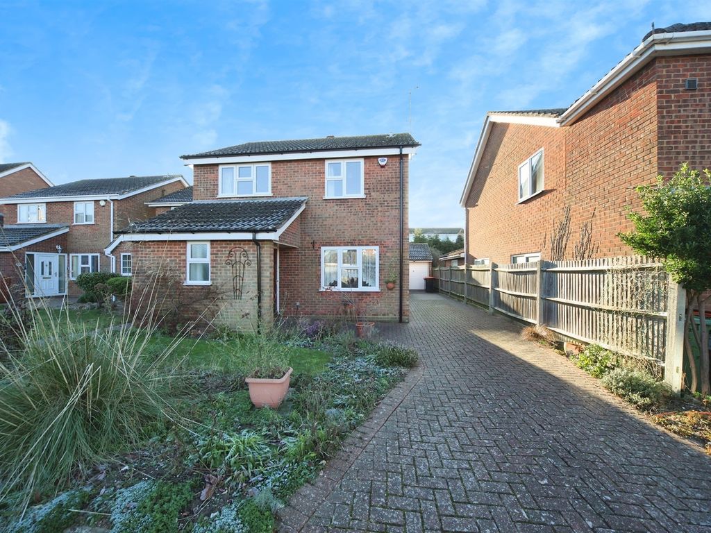4 bed detached house for sale in Garrett Close, Dunstable LU6, £400,000