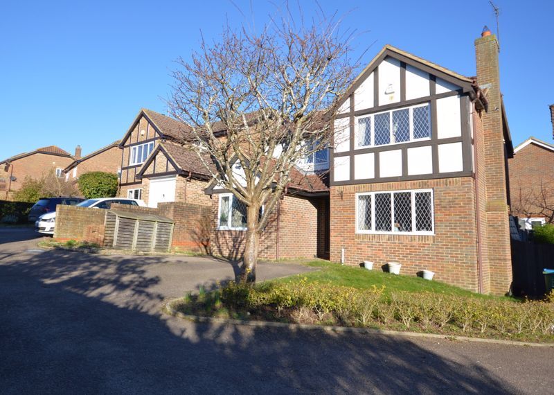 4 bed detached house for sale in Beacon Close, Stone, Aylesbury HP17, £565,000