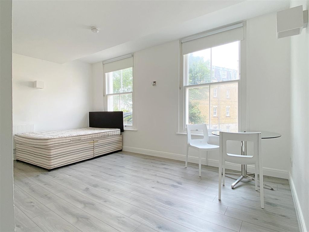 Studio to rent in Buckingham Place, Brighton BN1, £1,025 pcm
