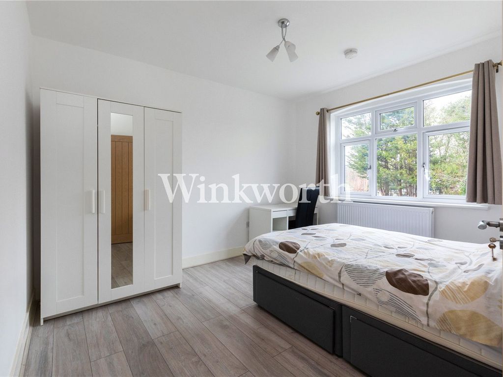 3 bed terraced house for sale in New Road, London N22, £660,000