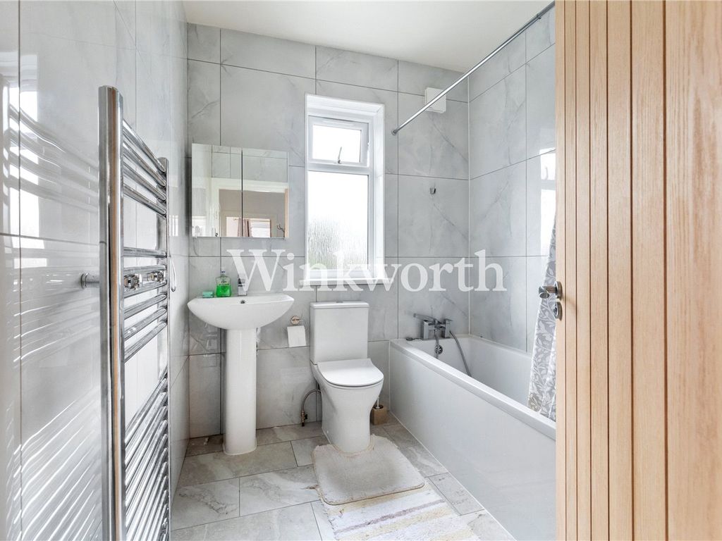 3 bed terraced house for sale in New Road, London N22, £660,000