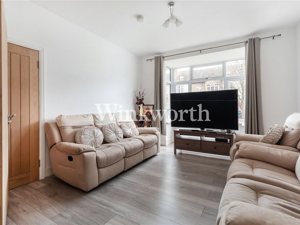 3 bed terraced house for sale in New Road, London N22, £660,000