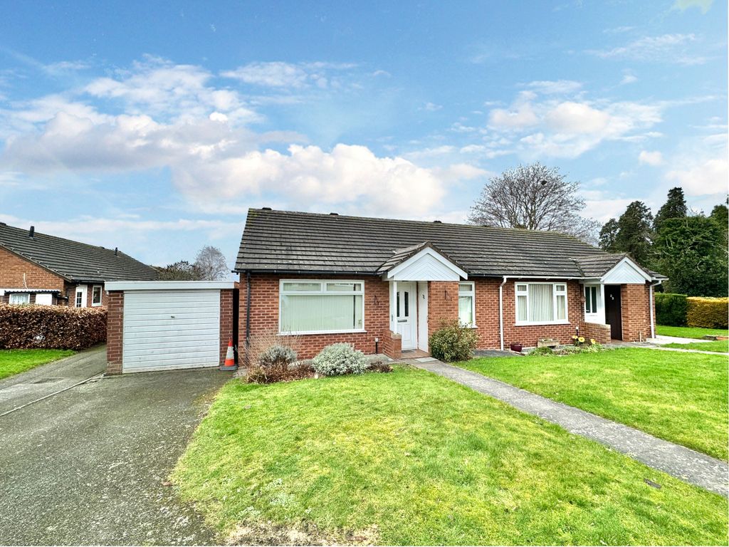 2 bed bungalow for sale in Carvers Close, Telford TF1, £190,000