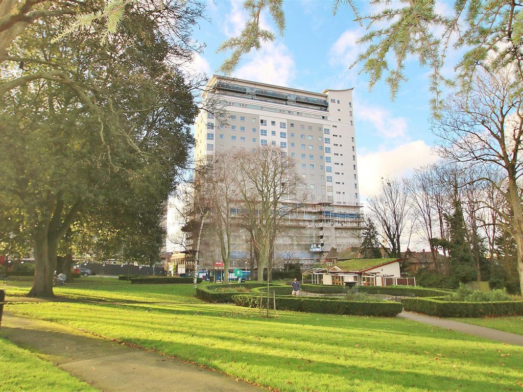 2 bed flat for sale in Throwley Way, Sutton SM1, £325,000