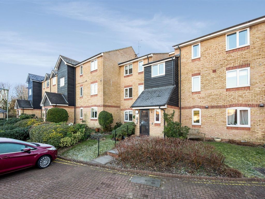 2 bed flat for sale in Dunnymans Road, Banstead SM7, £250,000