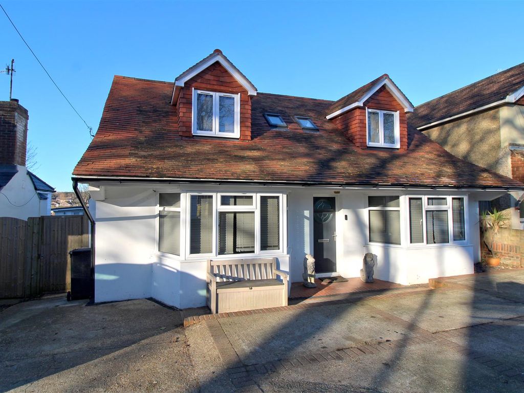 5 bed detached house for sale in Alfriston Road, Seaford BN25, £575,000