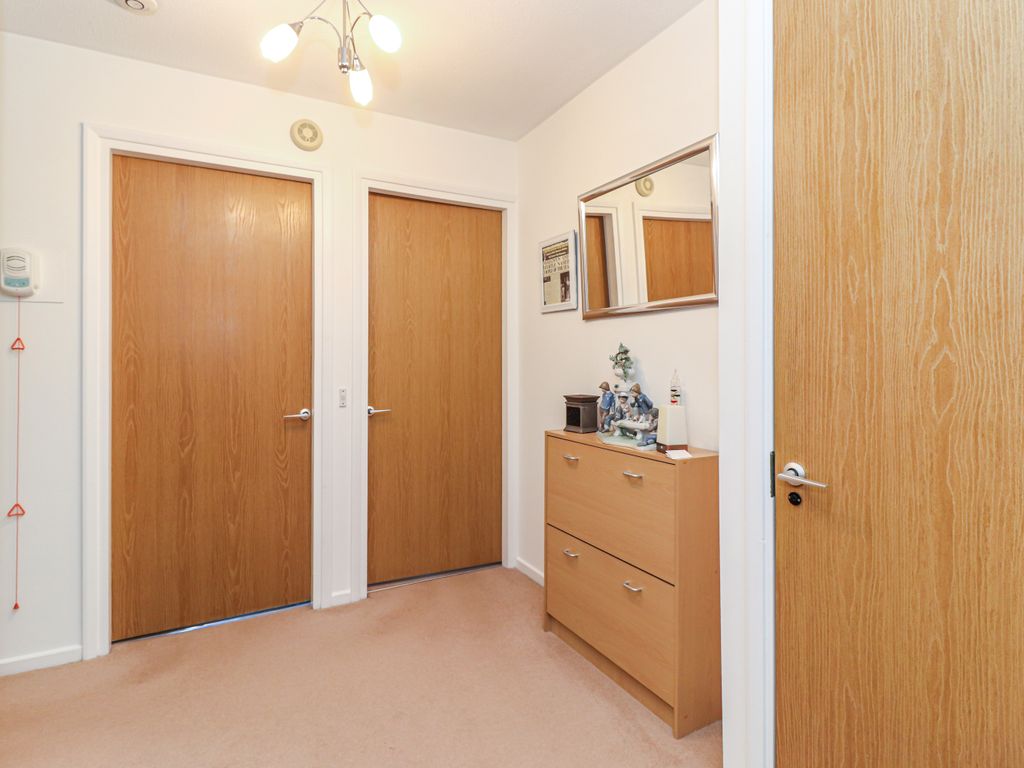 2 bed flat for sale in King George V Road, Amersham HP6, £240,000