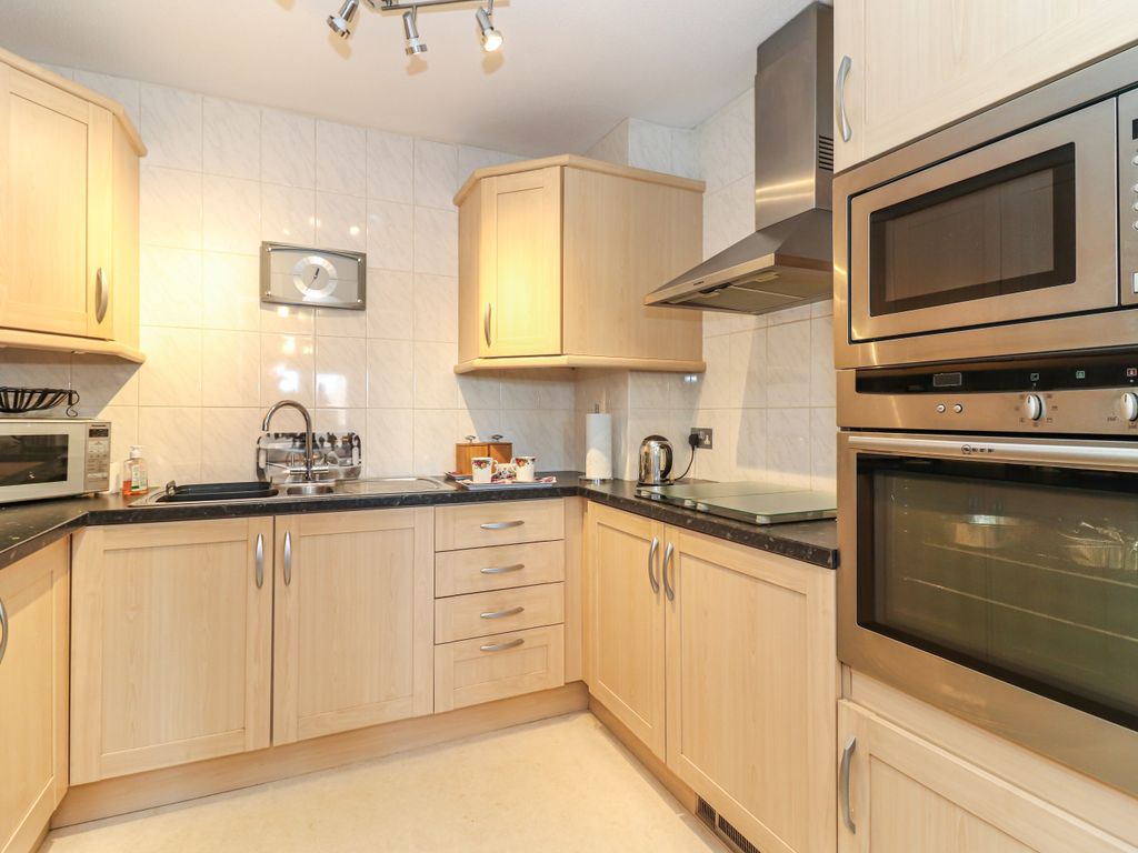 2 bed flat for sale in King George V Road, Amersham HP6, £240,000