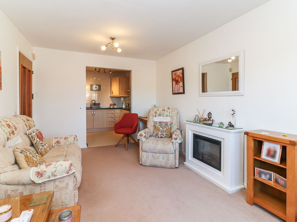 2 bed flat for sale in King George V Road, Amersham HP6, £240,000
