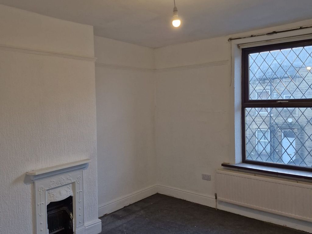2 bed terraced house to rent in Fagley Place, Bradford BD2, £800 pcm