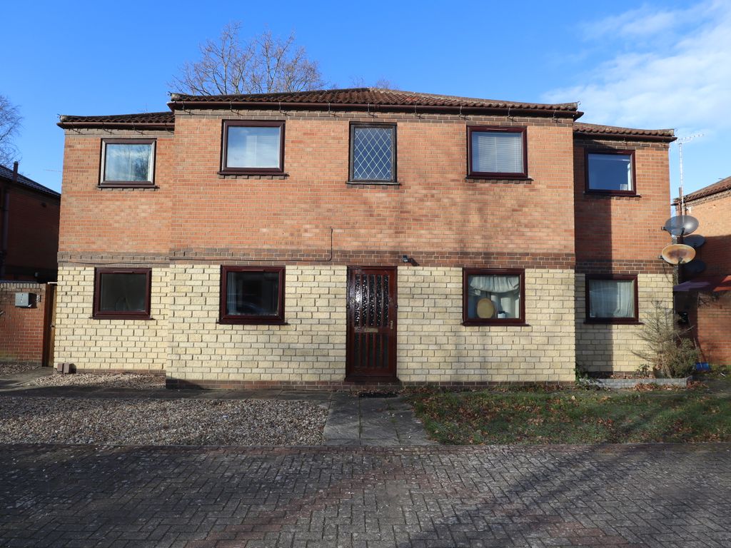 2 bed flat for sale in Anderby Close, Lincoln LN6, £105,000