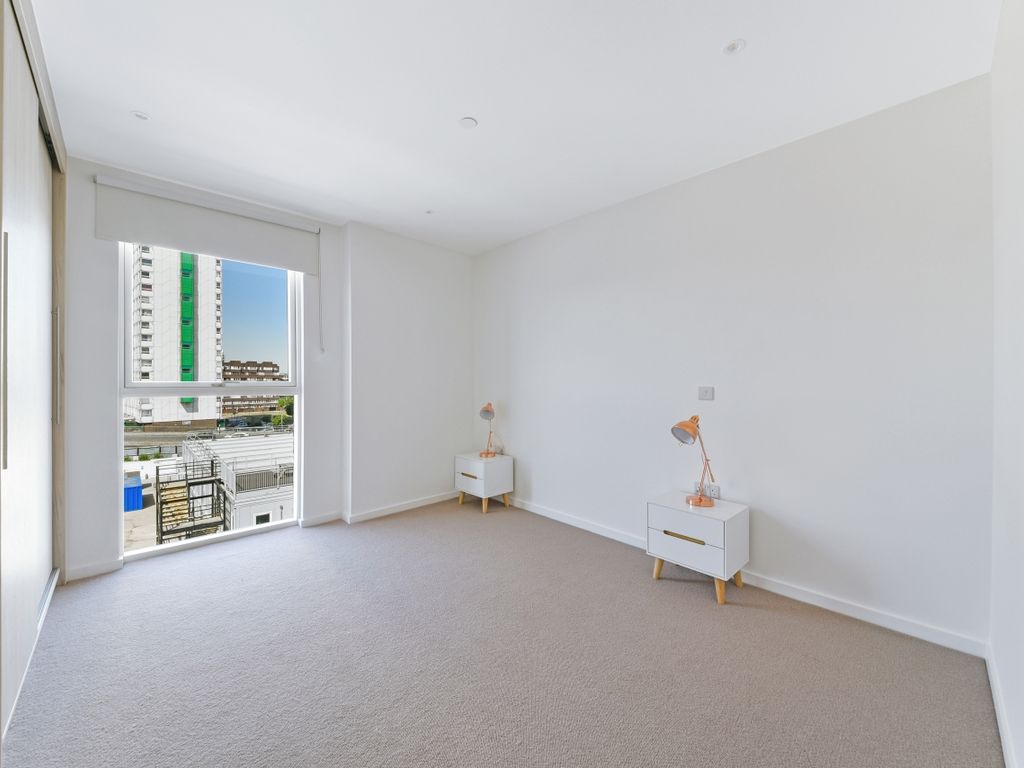 2 bed flat to rent in Kingwood Apartments, Deptford Landings, Deptford SE8, £2,275 pcm