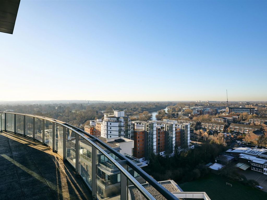 3 bed flat to rent in Hyperion Tower, Brentford TW8, £6,500 pcm