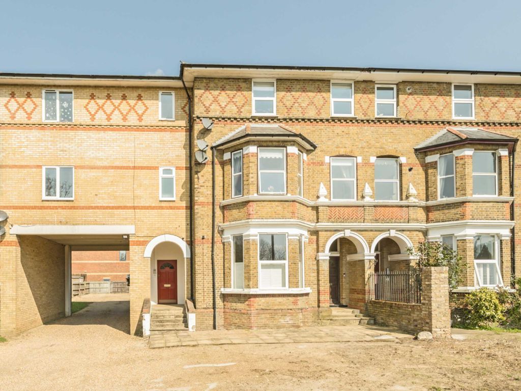 1 bed flat for sale in Oldfield Road, Hampton TW12, £262,500