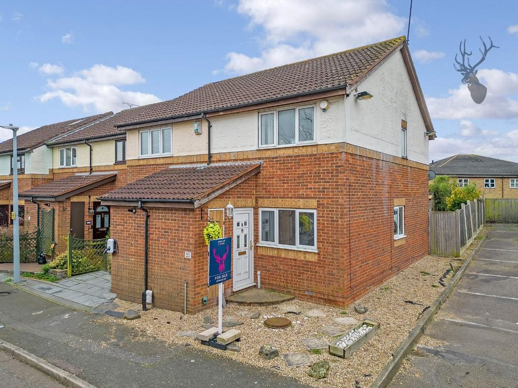 2 bed end terrace house for sale in Old Oaks, Waltham Abbey EN9, £335,000