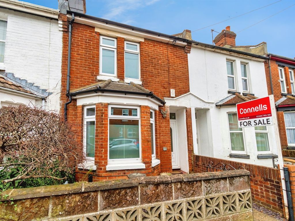 2 bed terraced house for sale in English Road, Southampton SO15, £270,000