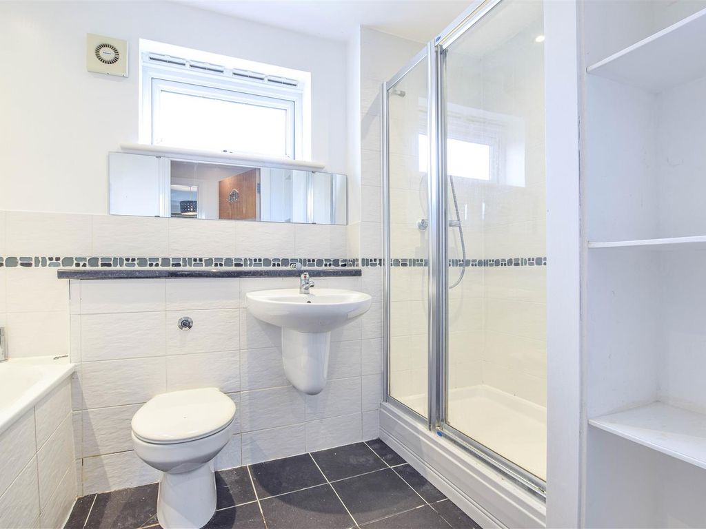 2 bed flat for sale in Marston Road, Hoddesdon EN11, £270,000