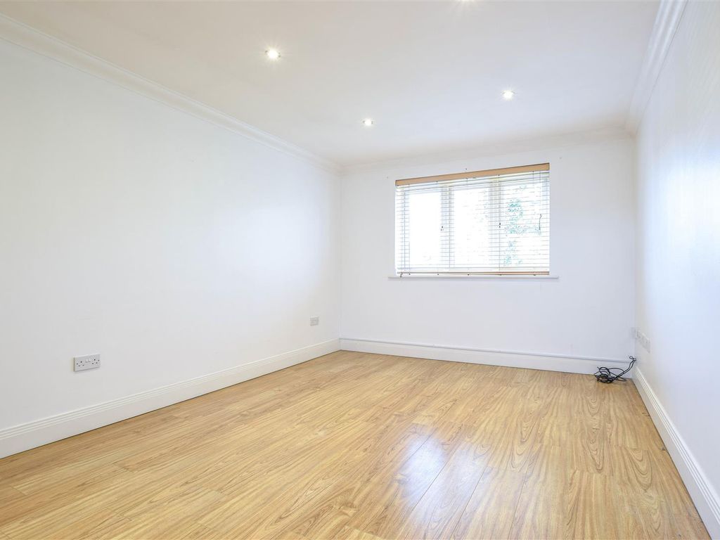 2 bed flat for sale in Marston Road, Hoddesdon EN11, £270,000