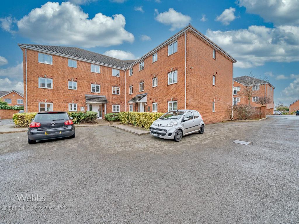 2 bed flat for sale in Squires Grove, Willenhall WV12, £125,000